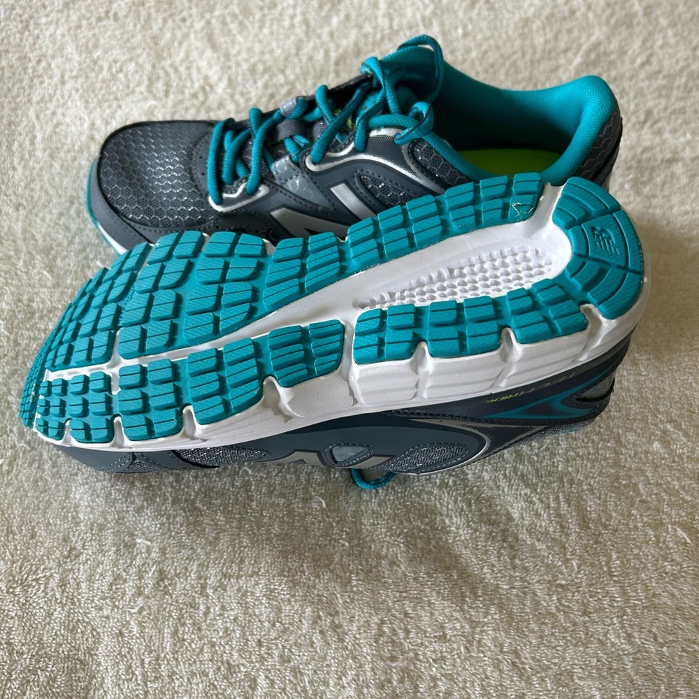 New Balance running course , wide width,comfort insert.  Never been worn!